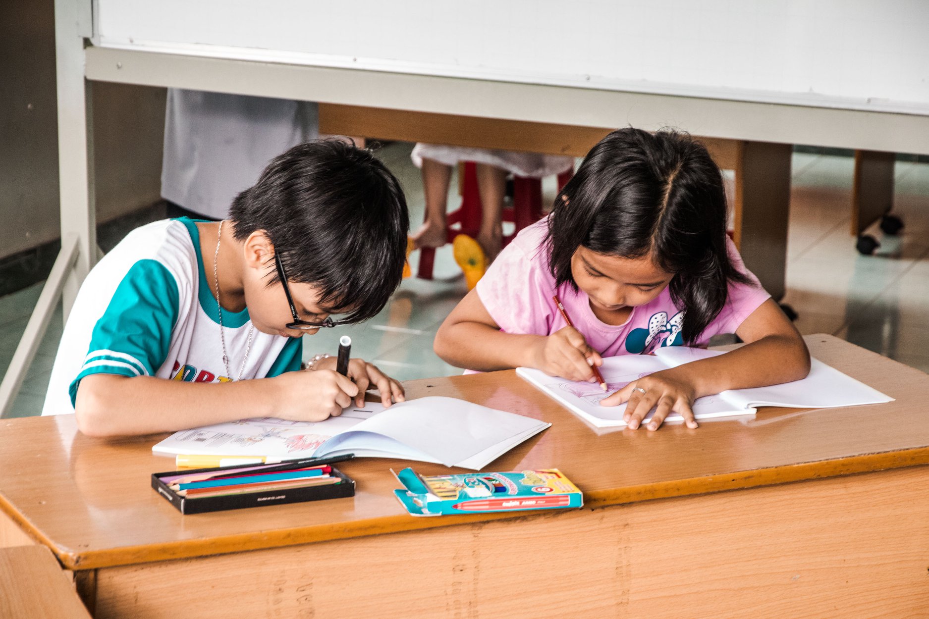 Enfants de l'association Enfants D'Asie en train d'écrire