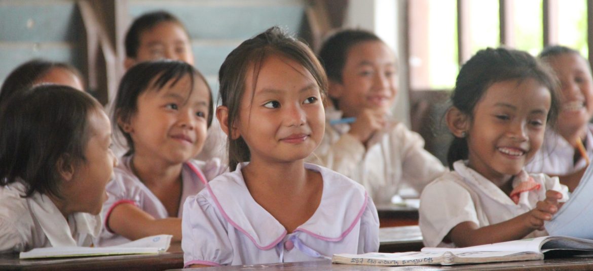 Enfants d'Asie - Don et parrainage - petite fille en classe