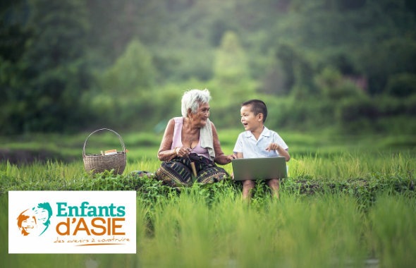 Une grand-mère et son petit fils dans la nature vietnamienne. Journée mondiale pour l'environnment