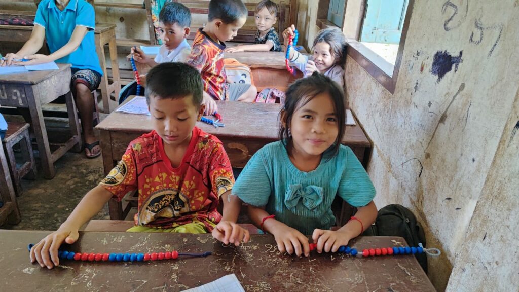 rentrée scolaire enfants d'asie laos